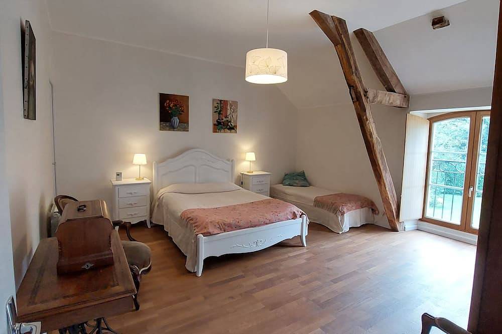 Large, comfortable house in a green setting (sleeps 12) in Bétête, Guéret region