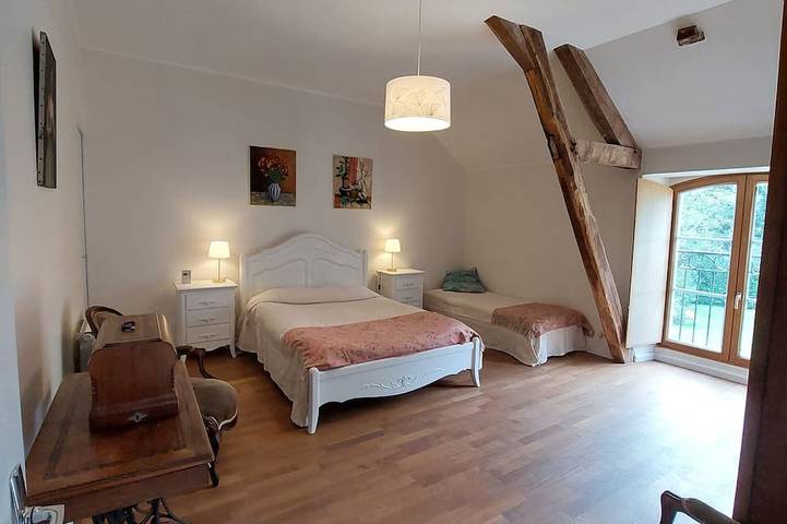 Large, comfortable house in a green setting (sleeps 12) in Bétête, Guéret region