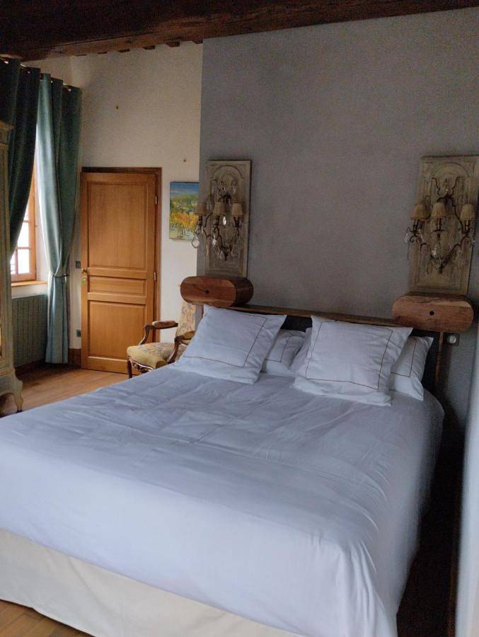 Double Room with Private Bathroom in Châteauneuf (Côte-d'Or), Région de Beaune