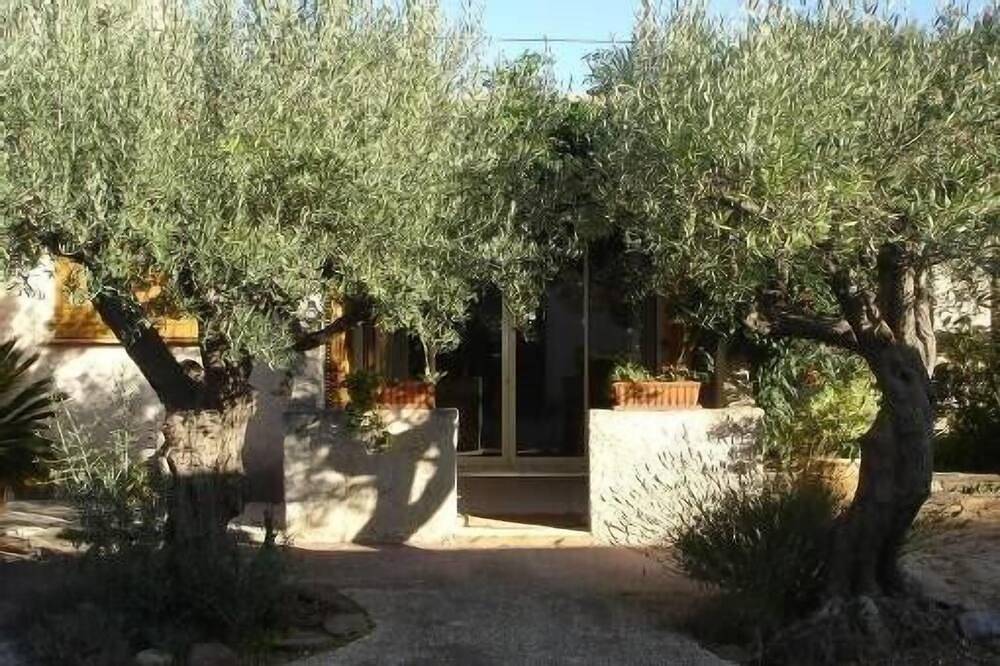 Petite Maison Attenante A Villa A La Faviere ;  Bormes Les Mimosas in Bormes-les-Mimosas, Parc national de Port-Cros