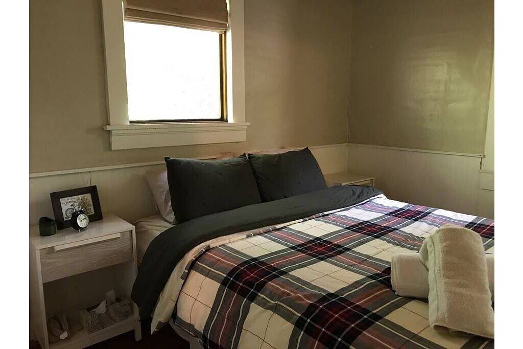 Abgeschiedene Baumkronenhütte in West Seattle Waterfront in West Seattle, Seattle