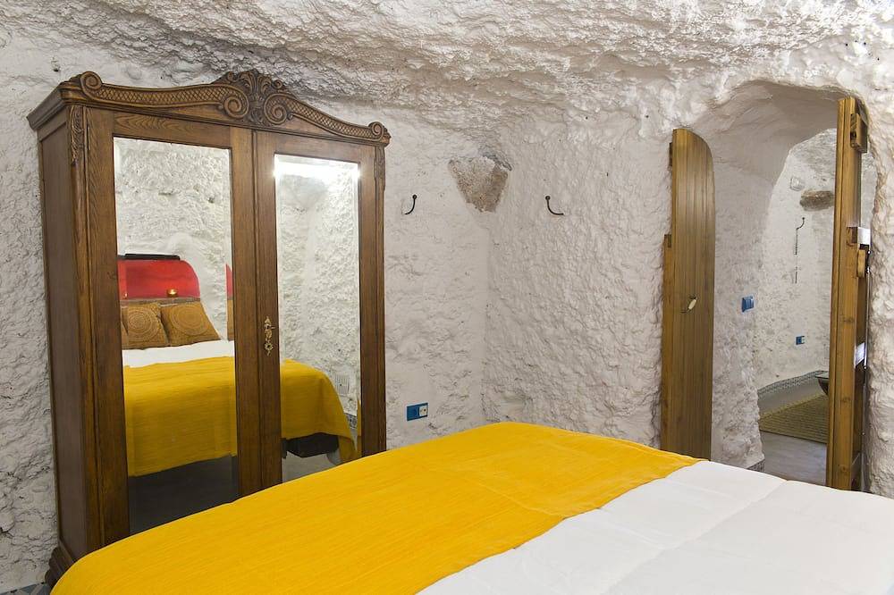 Cueva del Granado en el conjunto Balcones de Piedad. Guadix-Granada.Para 5 Pax in Baza, Geoparque de Granada