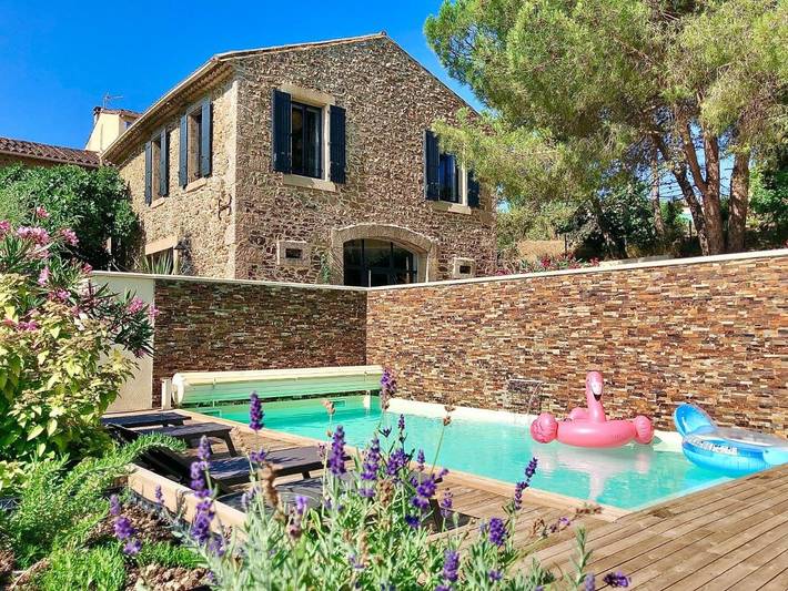 Location de vacances pour 11 personnes, avec piscine ainsi que vue et jardin à Montséret