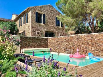 Gîte pour 11 personnes, avec piscine ainsi que vue et jardin à Montséret
