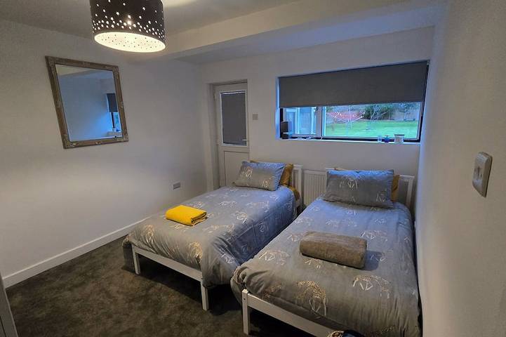Hill Head Beach-side Cottage with Hot Tub, Large Garden and Sea Views 5bed in Fareham, Hampshire