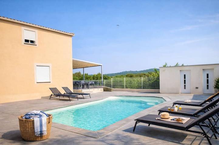 Location de vacances pour 8 personnes, avec jardin ainsi que terrasse et jacuzzi à Saint-Théodorit