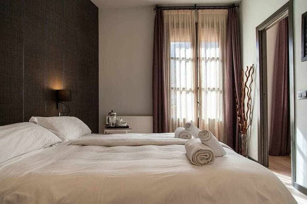 Apartamento entero, Lujoso apartamento de 2 dormitorios y 2 baños con balcón in Centro Barcelona, Barcelona