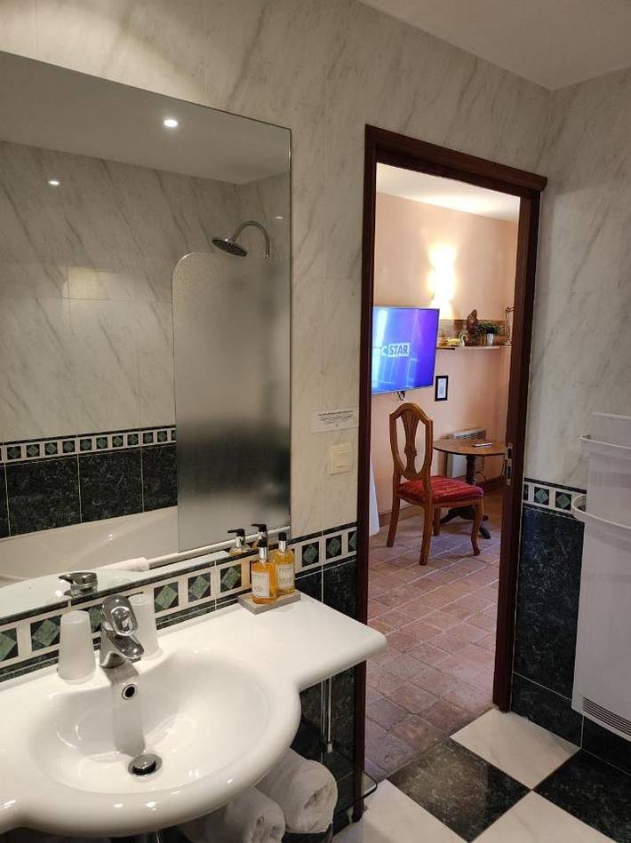 Hôtel pour 2 personnes, avec Jacuzzi et Terrasse ainsi que Jardin et Vue à Sainte-Maure-de-Touraine - 4
