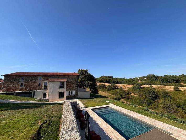 Location de vacances pour 2 personnes, avec Balcon et Terrasse ainsi que Jardin et Piscine à Saint-Barthélemy-de-Vals - 2