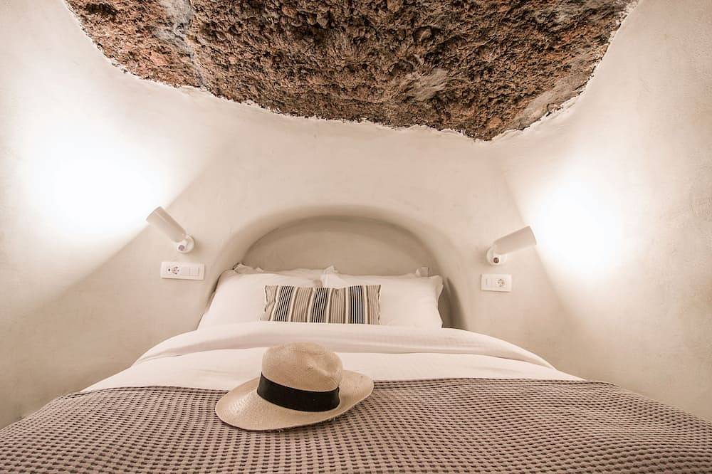 2 Bedroom Cave Suite in Ammoudi Bay in Oia, Santorini