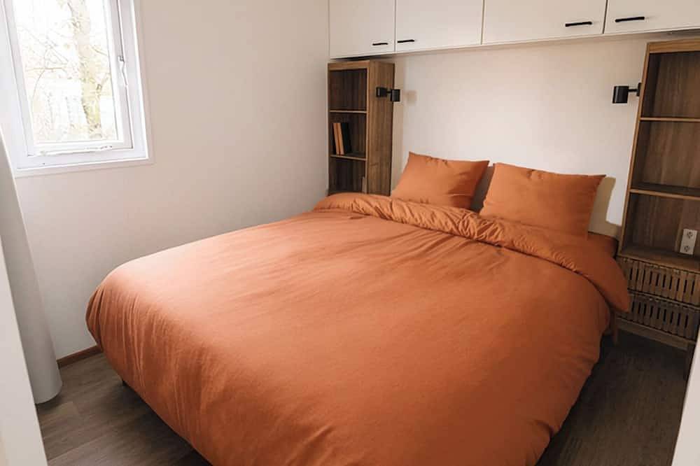 Spacious Chalet near beach and harbor on 5-star park De Kuilart on the Frisian Lakes in Ijsselmeer