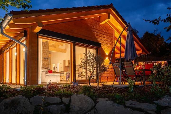 Chalet für 4 Personen, mit Garten und Sauna sowie Whirlpool