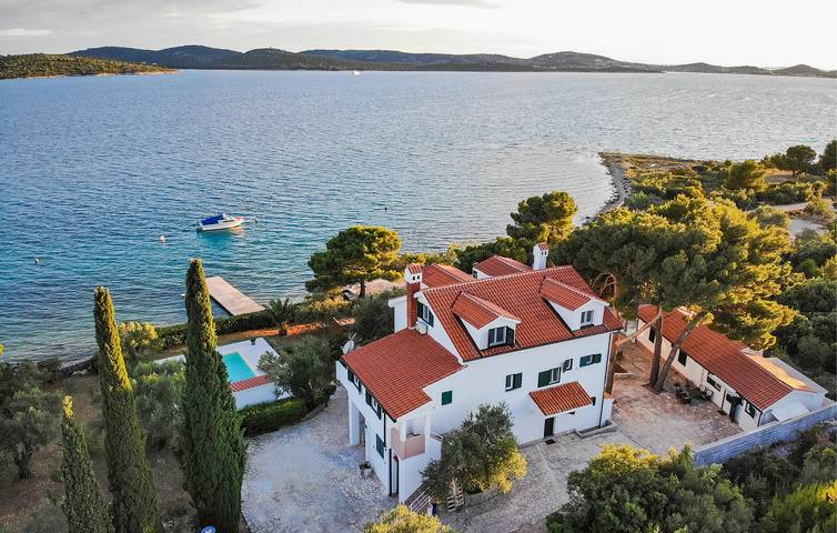 Ferienwohnung für 4 Personen, mit Terrasse und Seeblick sowie Pool in Pirovac