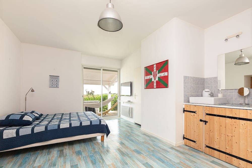 Villa Avec Piscine Chauffée aux Portes de Bayonne, Capbreton, Hossegor, Biarritz in Saint-Martin-de-Seignanx, Côte d’Argent