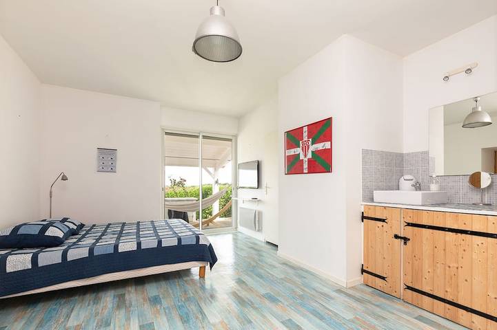 Villa Avec Piscine Chauffée aux Portes de Bayonne, Capbreton, Hossegor, Biarritz in Saint-Martin-de-Seignanx, Côte d’Argent