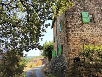Gîte pour 8 personnes, avec jardin et vue à Thoiras