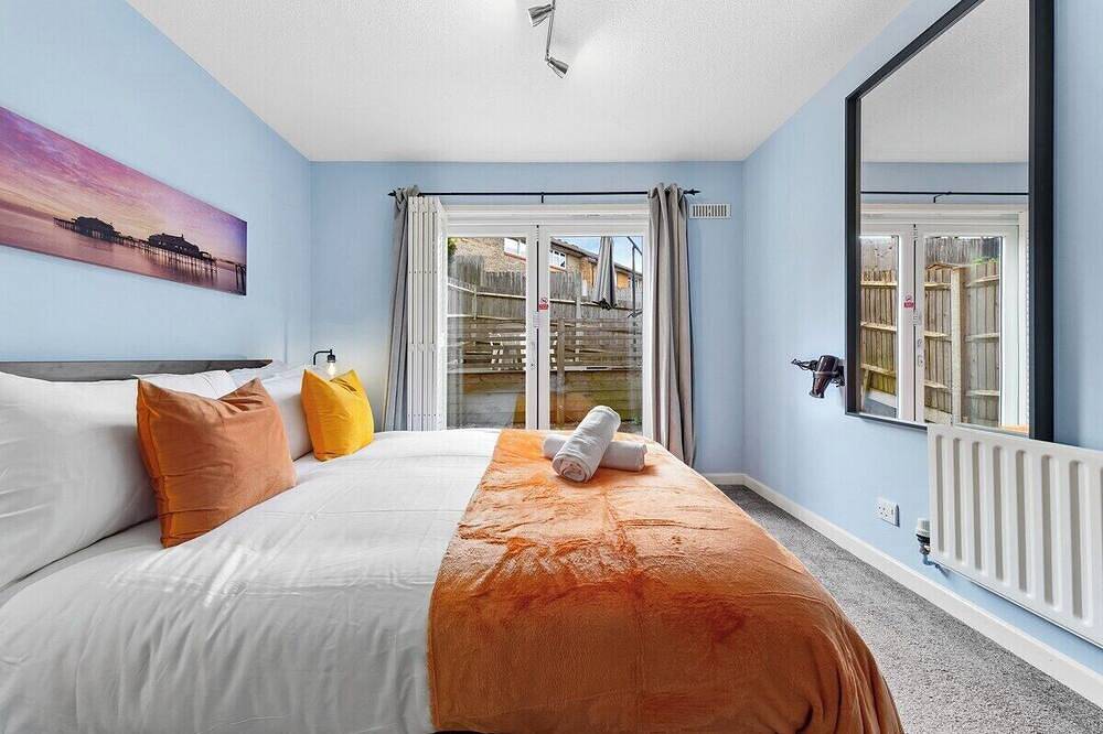 1Br • Free Parking • Home Away From Home • Lgw in Crawley, West Sussex