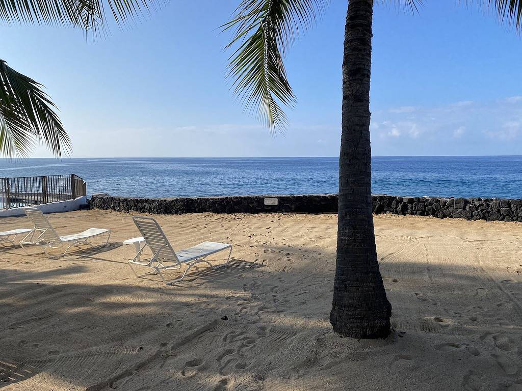 Ganze Wohnung, Deluxe 2 Bedroom 2Ba on Ocean Front Property with Private Beach Unit in Komohana Kai, Alii Kai