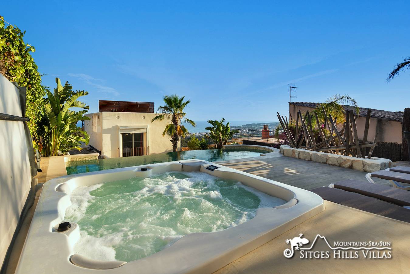 Spectaculaire Villa Ibizenca avec vue sur la mer et piscine privée chauffée*. Toutes les salles de bains in Sitges, Garraf