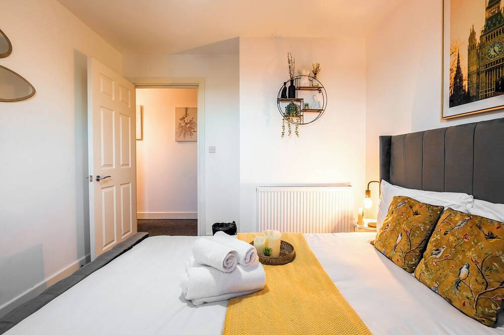 Entire apartment, Comfort & Convenience near Heathrow | Free Parking in Slough, Berkshire