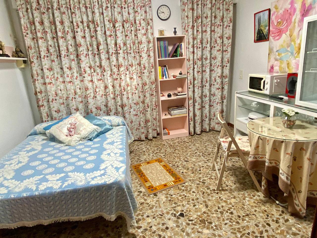 Apartamento entero, Estudio 'Alojamiento Ruizo' con vistas a la montaña, piscina compartida y Wi-Fi in Lorca, Interior de Murcia