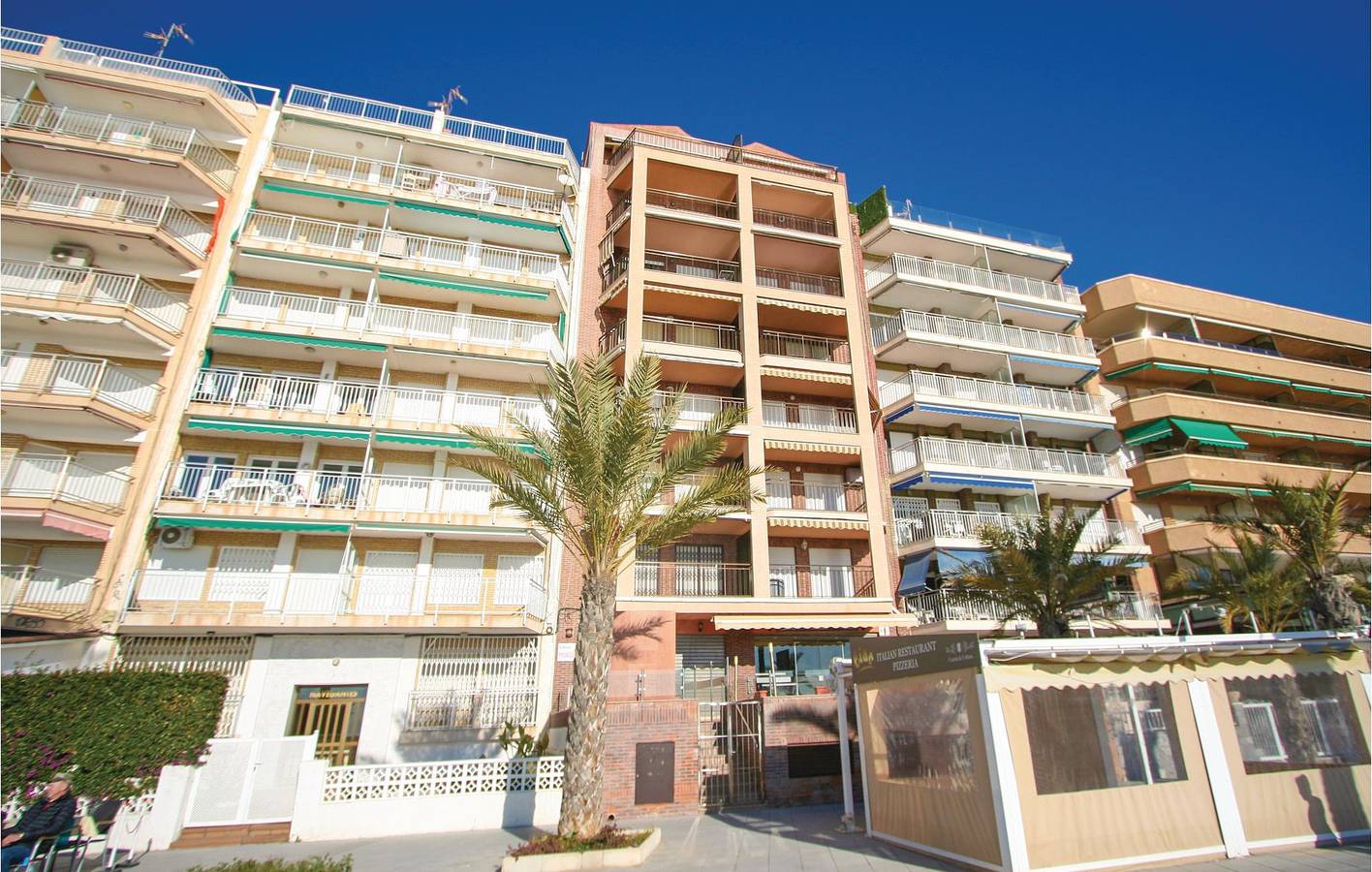 Ganze Ferienwohnung, 87m² Terrassenapartment mit WiFi & Parkplatz, 1,5km zum Strand in Torrevieja Centre, Torrevieja