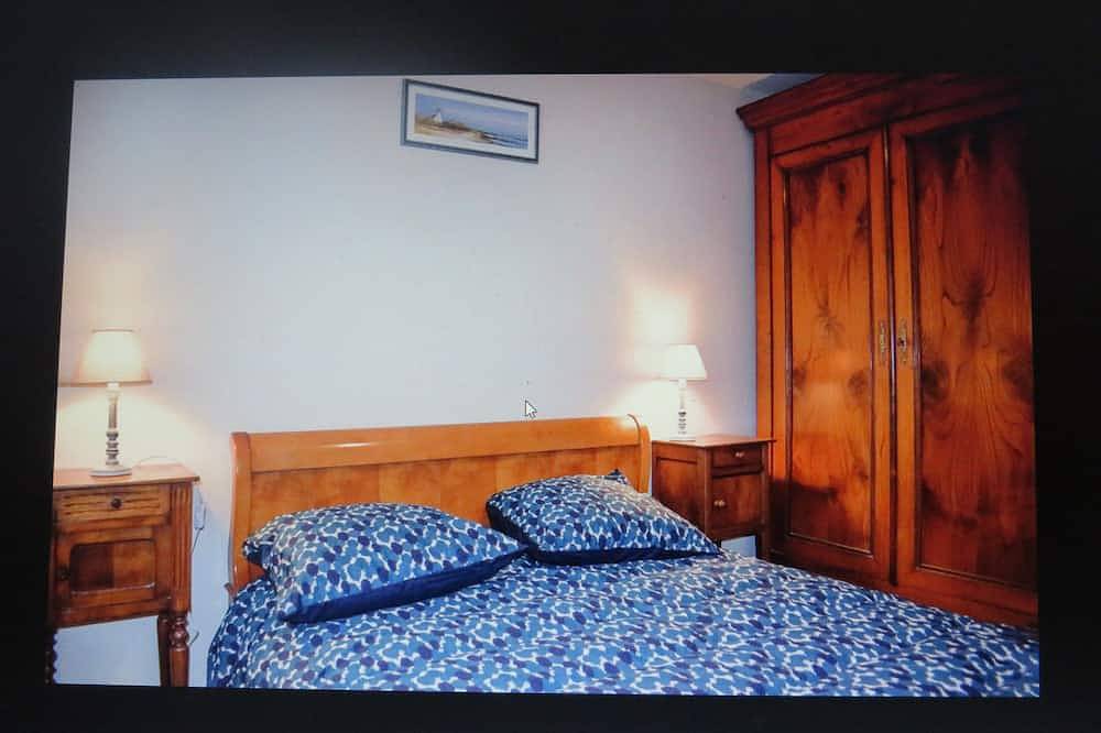 For rent, single-storey farmhouse with large grounds. in Lamballe-Armor, Côte de Goëlo