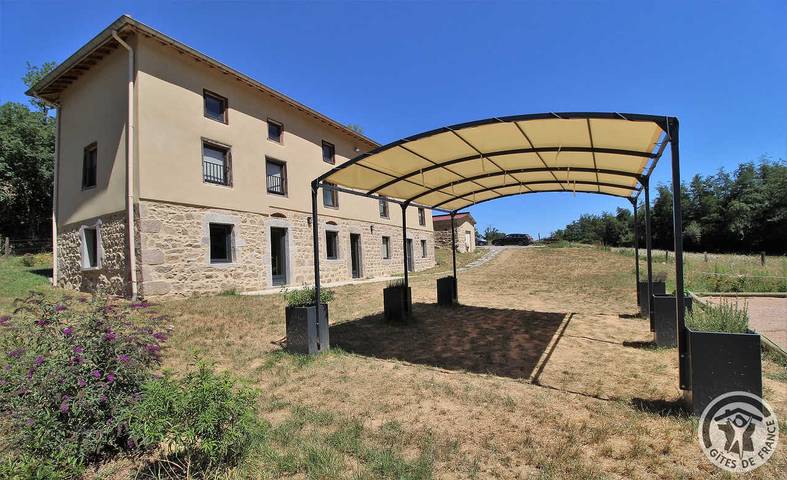 Gîte pour 15 personnes, avec jardin, animaux acceptés à Chambost-Longessaigne