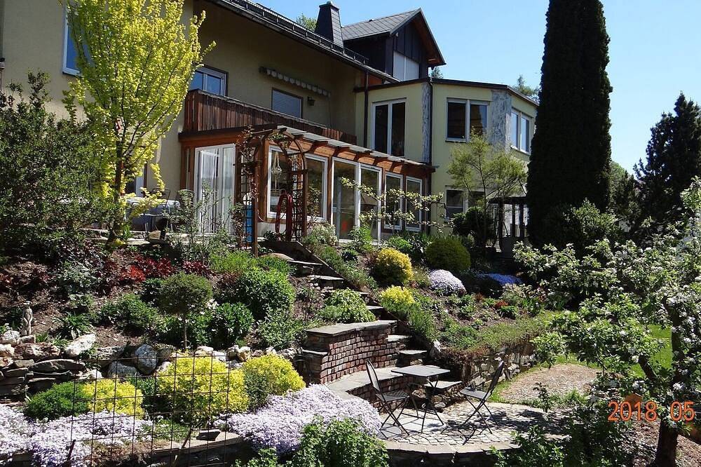 Ganze Wohnung, 70qm große Ferienwohnung mit zwei Schlafzimmern mit Terrasse in Berg (Oberfranken), Landkreis Hof