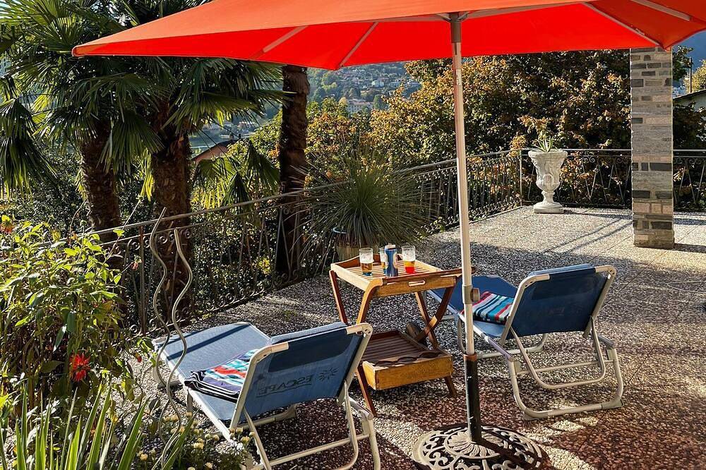 Ganze Wohnung, Sonnige 4-Zi-Wohnung mit grosser Palmenterrasse. Seeblick in Caslano, Luganersee