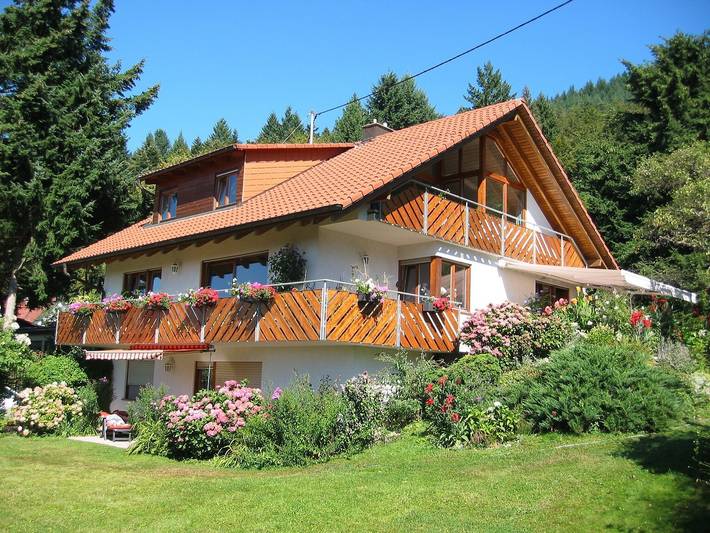 Ferienhaus 'Häusle' mit Panoramablick, privater Terrasse, überdachtem Balkon und Wlan in Lipburg, Badenweiler