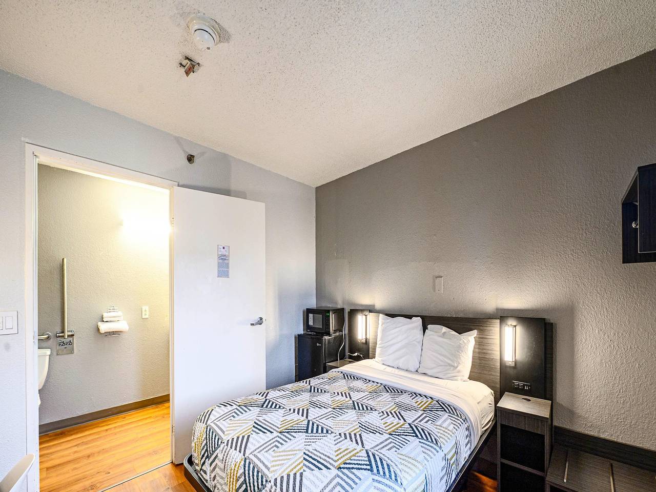 Apartamento entero, 1 cama doble | Microondas, Se permite fumar in Wethersfield, Connecticut