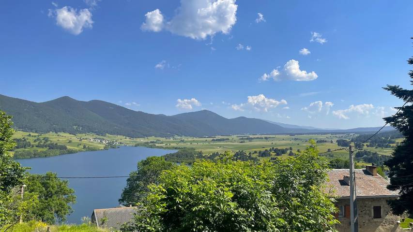 Casa de pueblo Puyvalador: Encanto de montaña, vistas espectaculares al lago de Puyvalador in Puyvalador, Parque Natural Regional de los Pirineos Catalanes