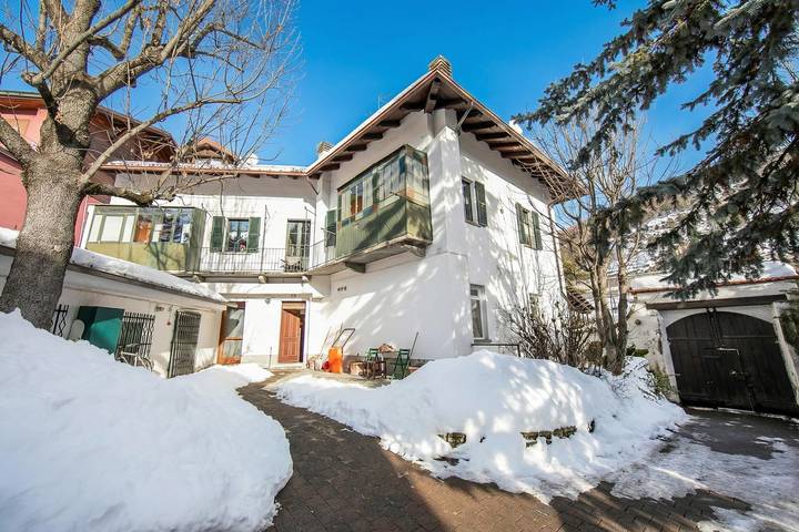 Ganze Wohnung, Le Meublè near the train station, close to Ski shuttle bus in Bardonecchia, Turin Provinz