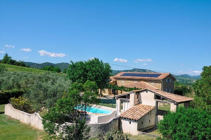 Location de vacances pour 9 personnes, avec vue ainsi que piscine et jardin, animaux acceptés à Saint-Sauveur-de-Cruzières