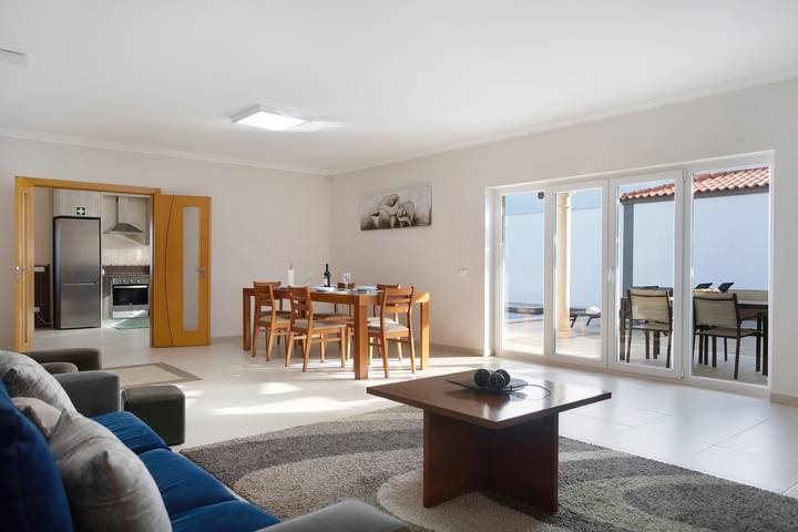 Villa 'Rosa Com Piscina E Jacuzzi' con vistas a la montaña, Wi-Fi y aire acondicionado in Salir de Matos, Leiria District