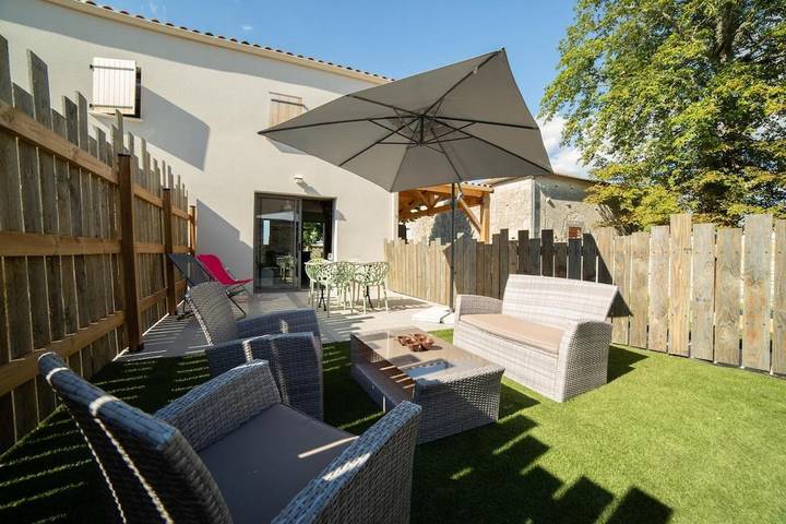 Gîte pour 4 personnes, avec piscine ainsi que terrasse et jardin à La Jarrie - 3