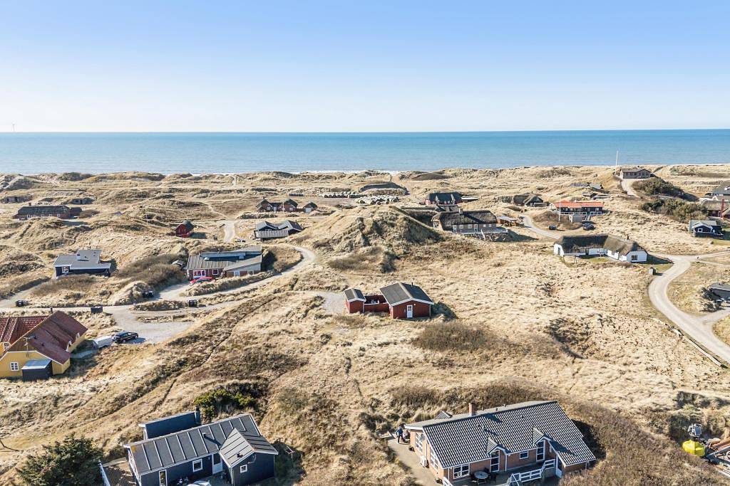 Beautiful vacation home in Krylen 49 - dune view and space for coziness in Ringkøbing, Holmsland Klit