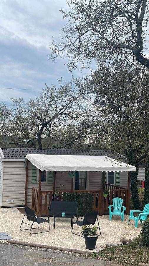 Camping pour 6 personnes, avec Jacuzzi et Terrasse ainsi que Jardin et Bassin pour enfant à Ruoms