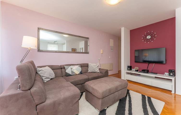Ganze Ferienwohnung, Modern, 2 km vom Strand entfernt: Klimatisiertes Apartment mit Terrasse und Parkplatz in Biograd na Moru, Zadar
