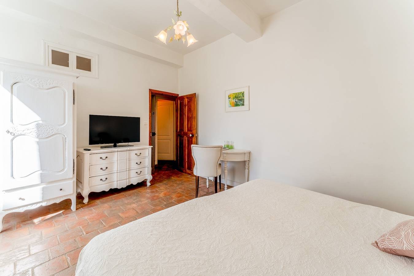 Entire apartment, The Jasmin suite has a shared swimming pool, Wi-Fi and air conditioning in Collias, Nimes region
