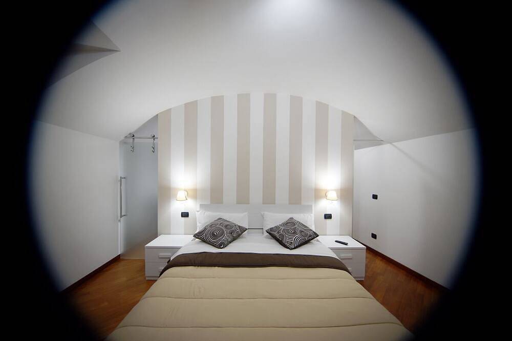 Montesantogroup b &b quadruple room with private bathroom of 35mt in Nápoles, Provincia de Nápoles