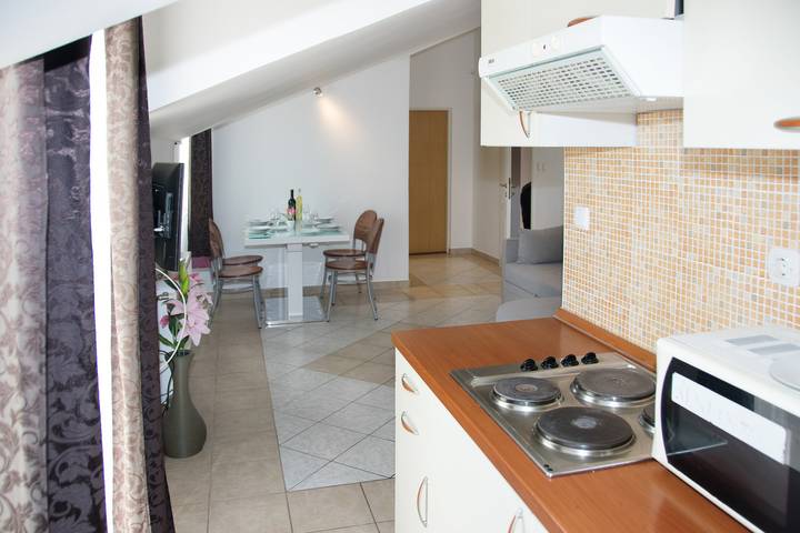 Ferienwohnung für 4 Personen, mit Pool und Balkon/Terrasse, mit Haustier in Grad Šibenik