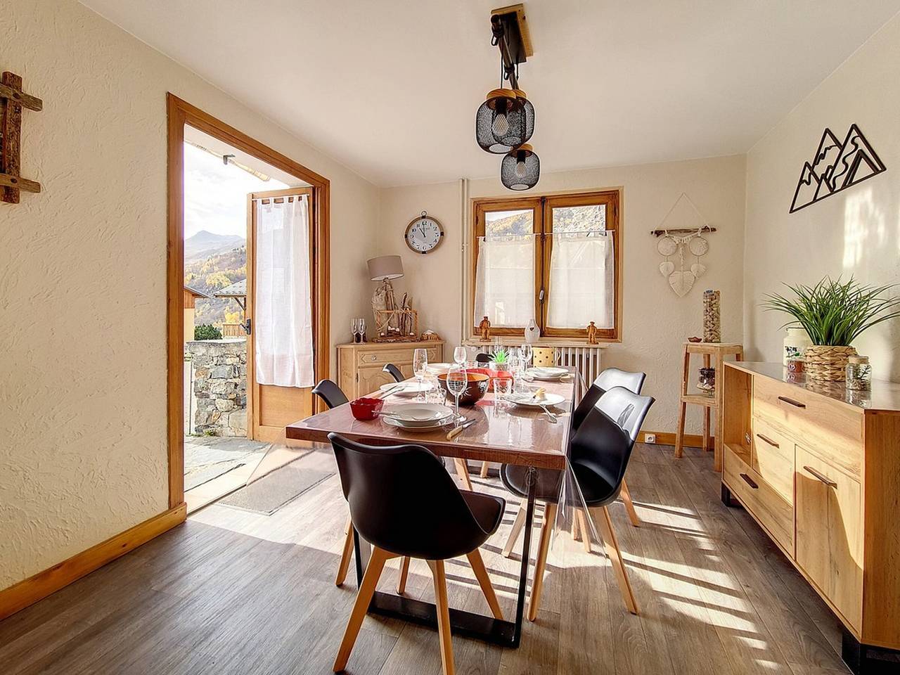 Family chalet in St Marcel with terrace, 6 pers, 3 bedrooms in Saint-Martin-de-Belleville, Les Trois Vallées