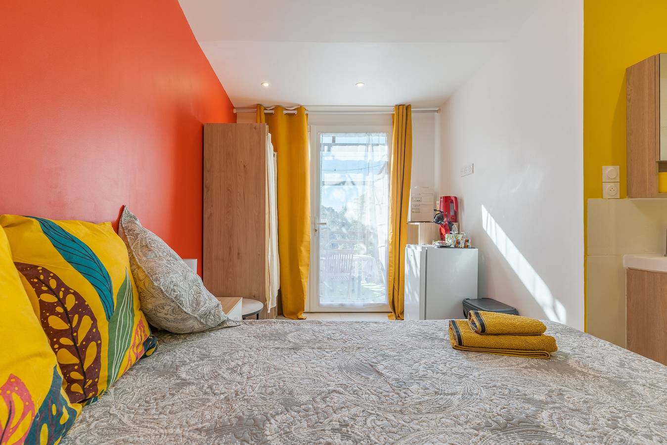Estudio entero, Estudio 'La Dolce Vita 2' con piscina compartida, terraza privada y aire acondicionado in Lambesc, Region de Aix-en-Provence