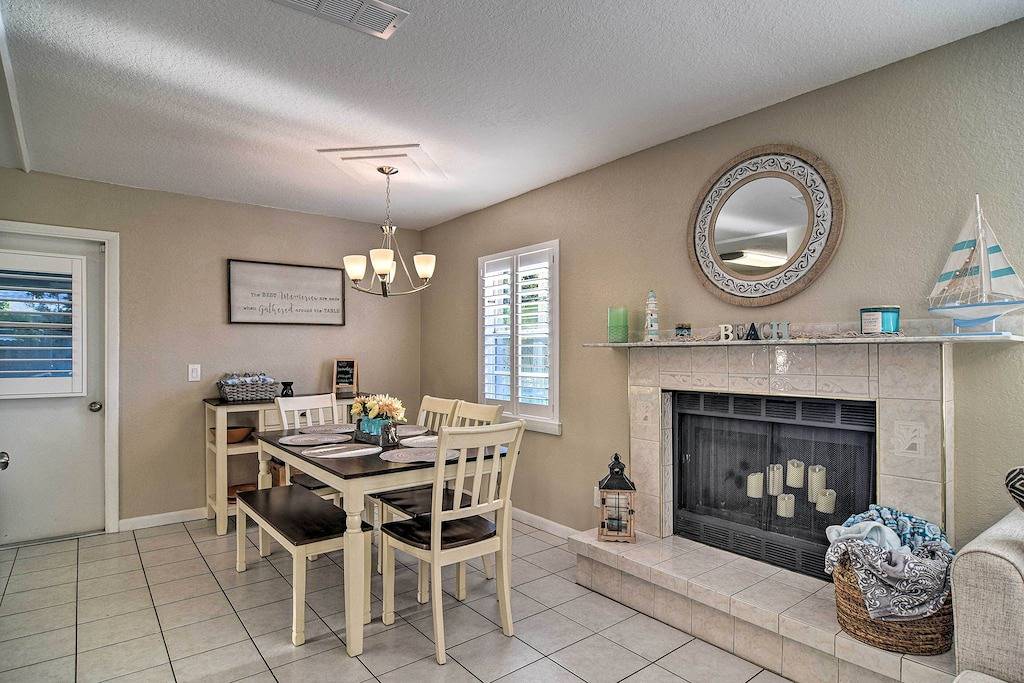 Beach-Style Getaway w/ Lanai ~ 4 Mi to Beaches! in Largo, Pinellas County