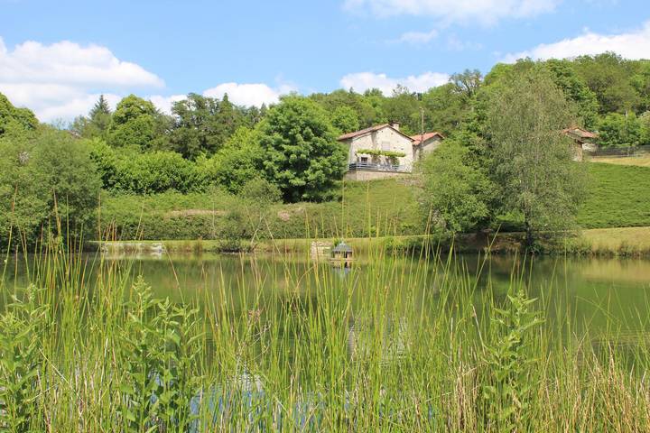 Gîte pour 8 personnes, avec jardin et terrasse à Compreignac