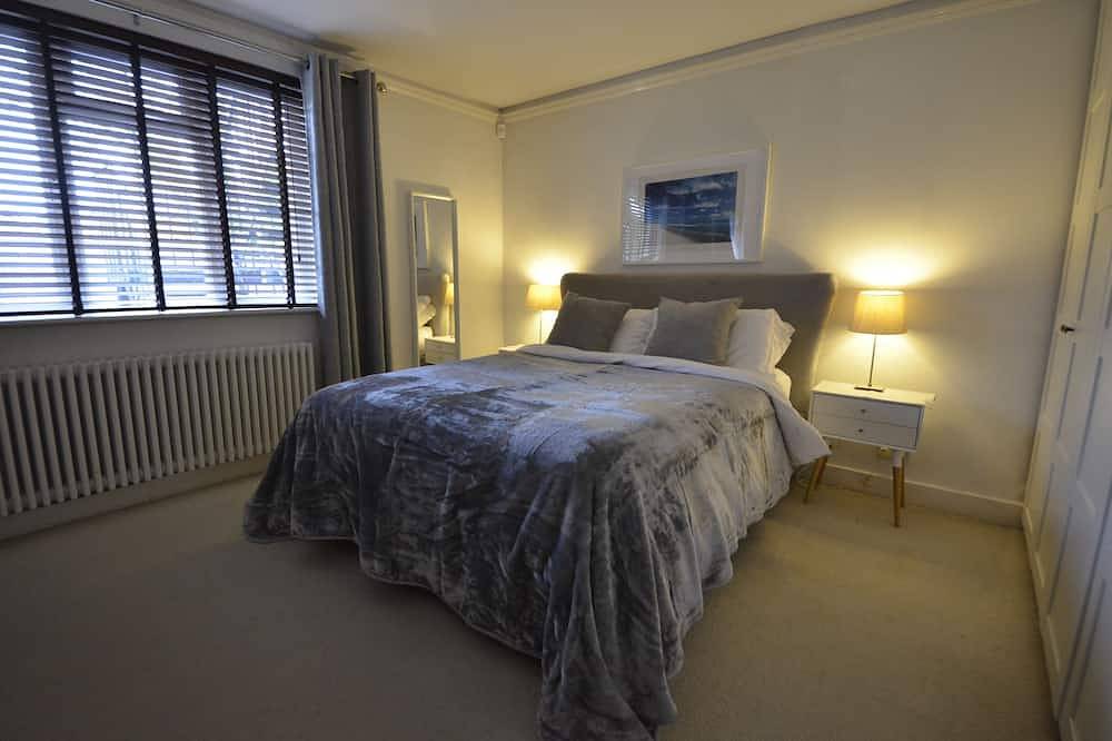 Unique open plan house in central Windsor pet friendly + parking in Windsor, Berkshire