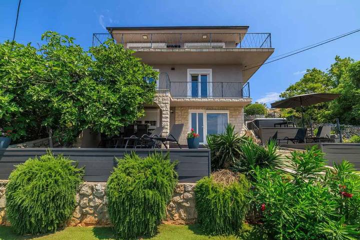 Ferienwohnung für 6 Personen, mit Balkon und Garten in Crikvenica