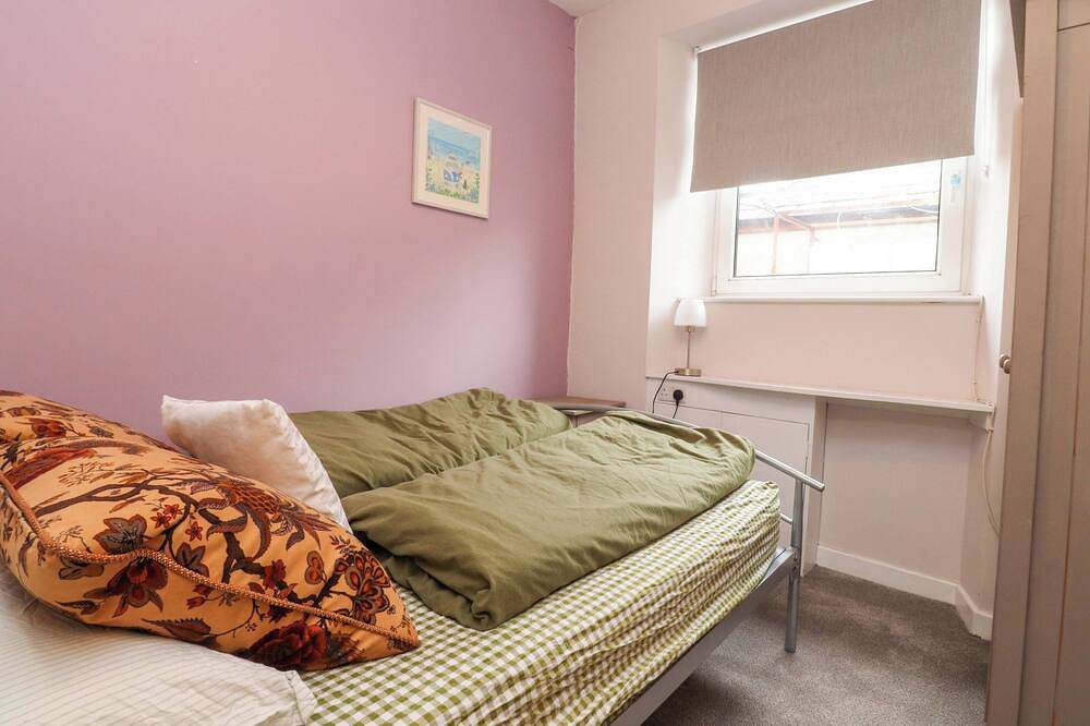 Flat 2, Dorstan, pet friendly, country holiday cottage in Arnside in Arnside, Lake District